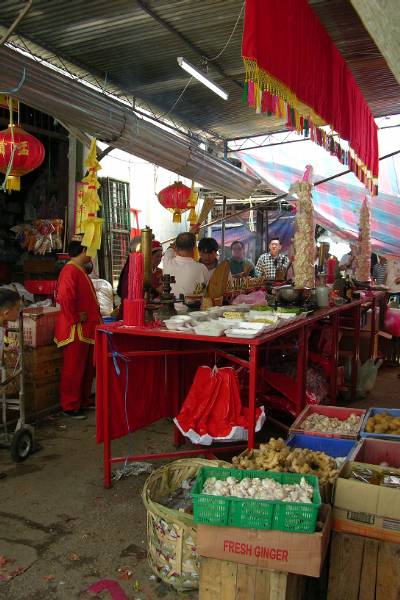 A strange Chinese ceremony in the market.